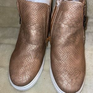 Outwoods Women's Copper Textured Ankle Boots